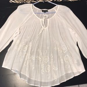 WHITE SHIRT WITH LACE FLOWERS